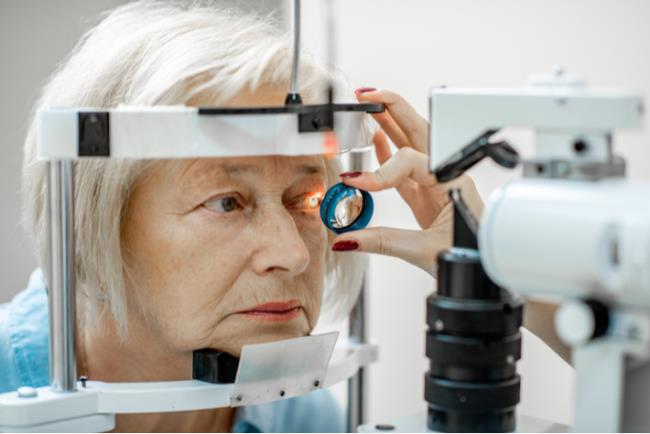 אישה עוברת בדיקת עיניים לאבחון של גלאוקומה